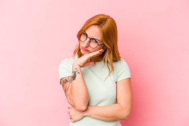 Pembe arka planda izole edilmiş genç beyaz kadın tekrarlanan bir görevden bıktı..