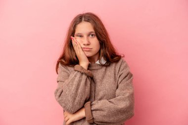 Pembe arka planda izole edilmiş, sıkılmış, yorgun ve dinlenmeye ihtiyacı olan beyaz bir kız..