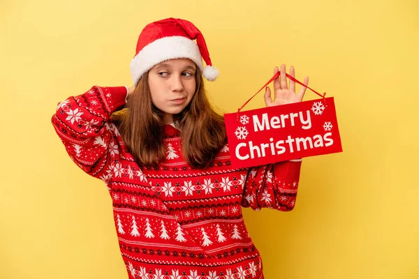 Μικρή Καυκάσιος Κορίτσι Κρατώντας Καλά Χριστούγεννα Πλακάτ Απομονώνονται Κίτρινο Φόντο — Φωτογραφία Αρχείου