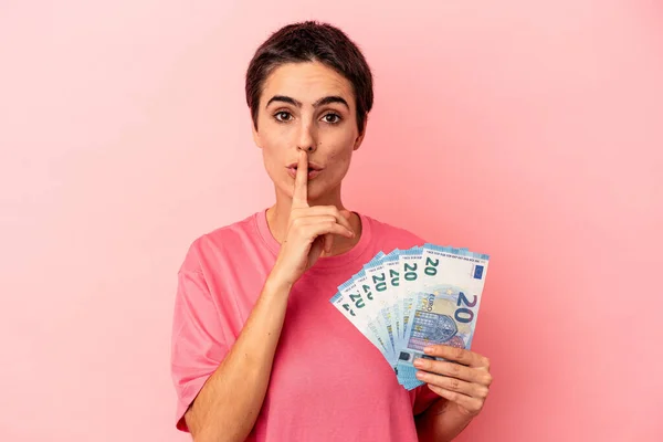 Jonge Blanke Vrouw Met Bankbiljetten Geïsoleerd Roze Achtergrond Die Een — Stockfoto
