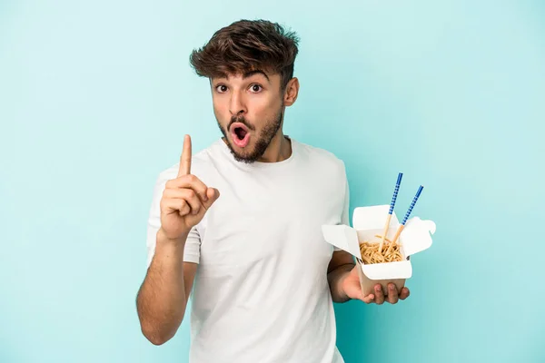 Young Arab Man Holding Take Away Noodles Isolated Blue Background — Stockfoto