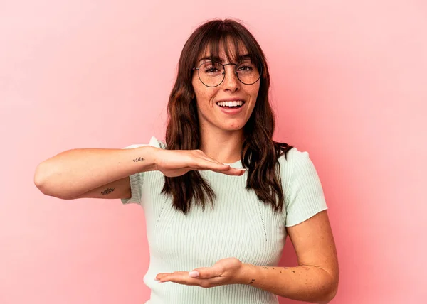 Young Argentinian Woman Isolated Pink Background Holding Something Both Hands — Fotografia de Stock