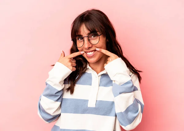 Jonge Argentijnse Vrouw Geïsoleerd Roze Achtergrond Glimlacht Wijzende Vingers Naar — Stockfoto