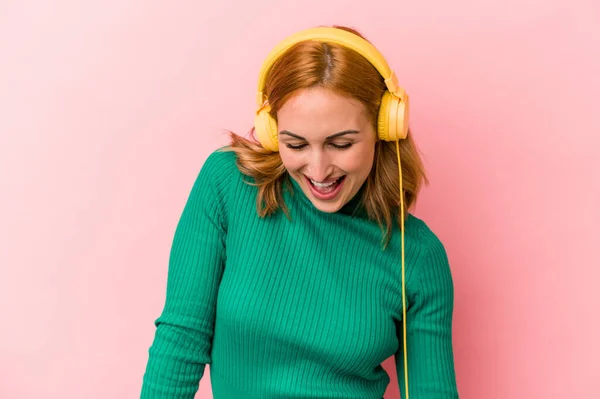 Young Caucasian Woman Listening Music Isolated Pink Background — Φωτογραφία Αρχείου