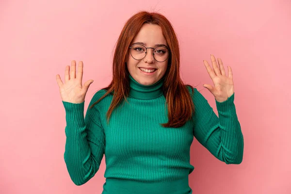 Mulher Branca Jovem Isolado Fundo Rosa Mostrando Número Dez Com — Fotografia de Stock