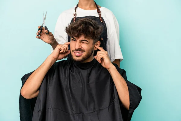 Young Arab Man Ready Get Haircut Isolated Blue Background Covering — Stock Photo, Image