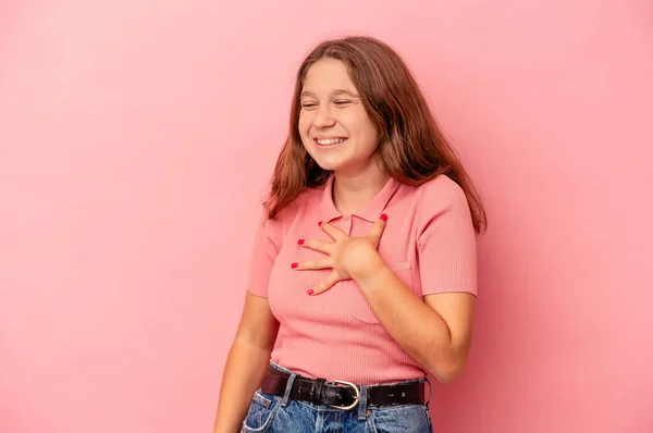 Niña Caucásica Aislada Sobre Fondo Rosa Riendo Manteniendo Las Manos —  Fotos de Stock