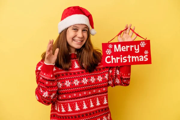 Маленька Біла Дівчинка Тримає Веселий Різдвяний Плакат Ізольовано Жовтому Тлі — стокове фото