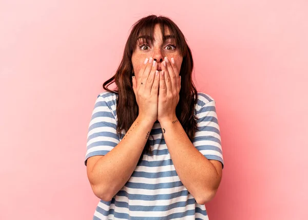 Young Argentinian Woman Isolated Pink Background Shocked Covering Mouth Hands — Fotografia de Stock