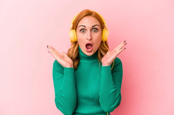 Jeune Femme Caucasienne Écoutant Musique Isolée Sur Fond Rose Surprise — Photo