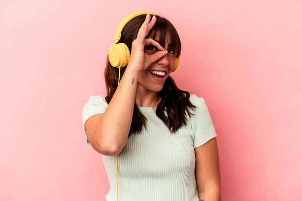 Νεαρή Αργεντίνικη Γυναίκα Ακούγοντας Μουσική Απομονωμένη Ροζ Φόντο Ενθουσιασμένη Κρατώντας — Φωτογραφία Αρχείου