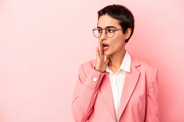 Jonge Zakenvrouw Draagt Een Roze Blazer Geïsoleerd Roze Achtergrond Zegt — Stockfoto