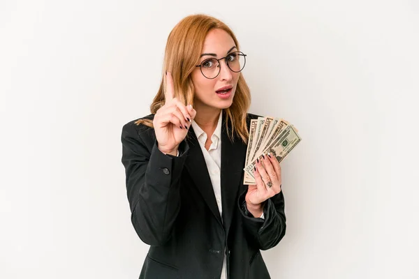 Joven Mujer Caucásica Negocios Sosteniendo Billetes Aislados Sobre Fondo Blanco — Foto de Stock