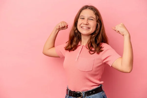 Pequena Menina Caucasiana Isolado Fundo Rosa Levantando Punho Após Uma — Fotografia de Stock