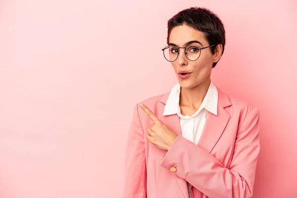 Jonge Zakenvrouw Draagt Een Roze Blazer Geïsoleerd Roze Achtergrond Wijzen — Stockfoto
