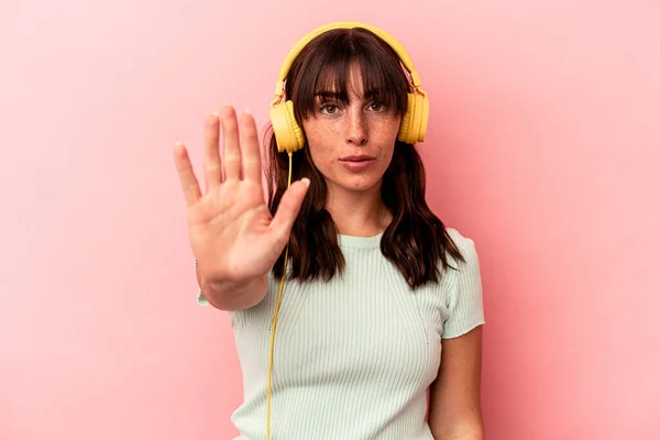 Νεαρή Αργεντινής Γυναίκα Ακούγοντας Μουσική Απομονωμένη Ροζ Φόντο Στέκεται Τεντωμένο — Φωτογραφία Αρχείου