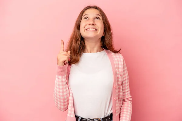 Liten Kaukasisk Flicka Isolerad Rosa Bakgrund Indikerar Med Båda Framfingrarna — Stockfoto