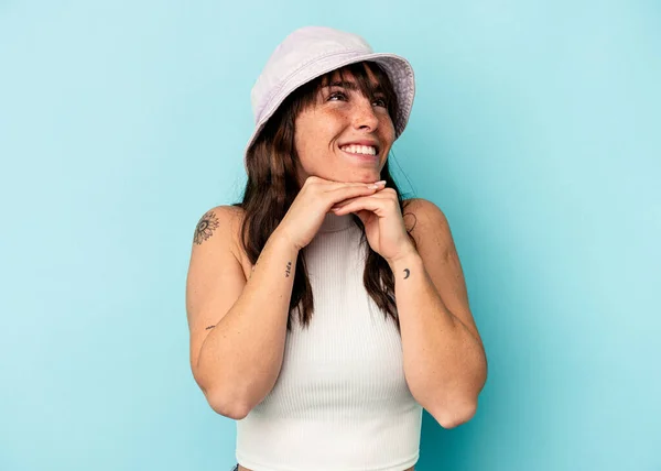 Young Argentinian Woman Isolated Blue Background Keeps Hands Chin Looking — 스톡 사진