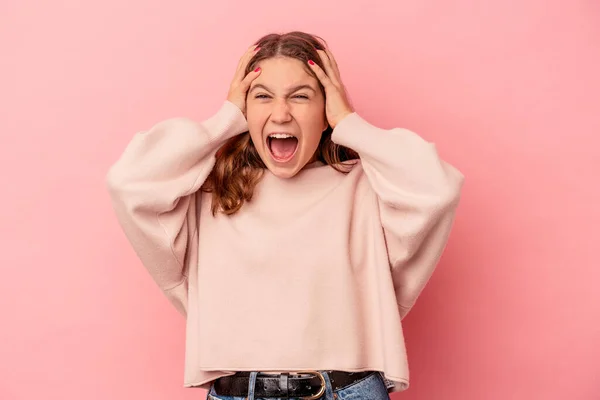 Pequeña Chica Caucásica Aislada Sobre Fondo Rosa Cubriendo Las Orejas —  Fotos de Stock