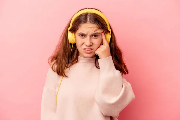 Little Caucasian Girl Listening Music Isolated Pink Background Showing Disappointment — Foto de Stock