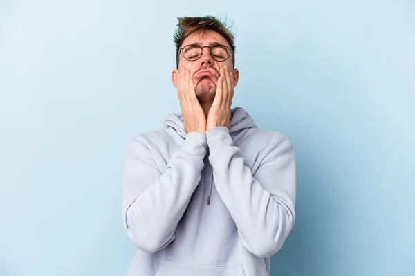 Joven Hombre Caucásico Aislado Sobre Fondo Azul Lloriqueando Llorando Desconsoladamente — Foto de Stock