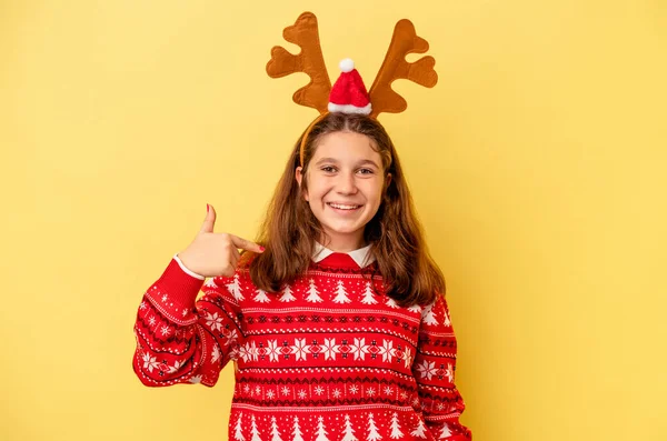 Menina Caucasiana Vestindo Chapéu Rena Natal Isolado Fundo Amarelo Pessoa — Fotografia de Stock