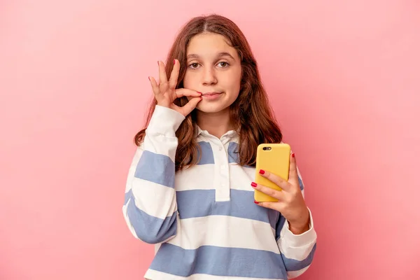 Mały Kaukaski Dziewczyna Trzyma Telefon Komórkowy Odizolowany Różowy Tło Palce — Zdjęcie stockowe