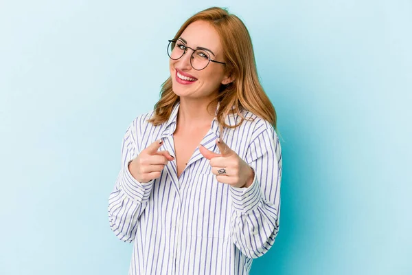 Giovane Donna Caucasica Isolata Sfondo Blu Che Punta Davanti Con — Foto Stock