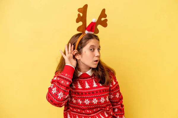 크리스마스 모자를 배경에 고립된 코카서스 소녀가 가십을 있습니다 — 스톡 사진