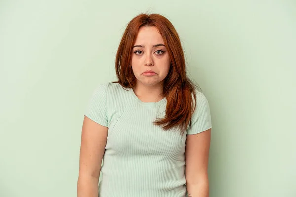 Genç Beyaz Kadın Yeşil Arka Planda Izole Edilmiş Üzgün Ciddi — Stok fotoğraf