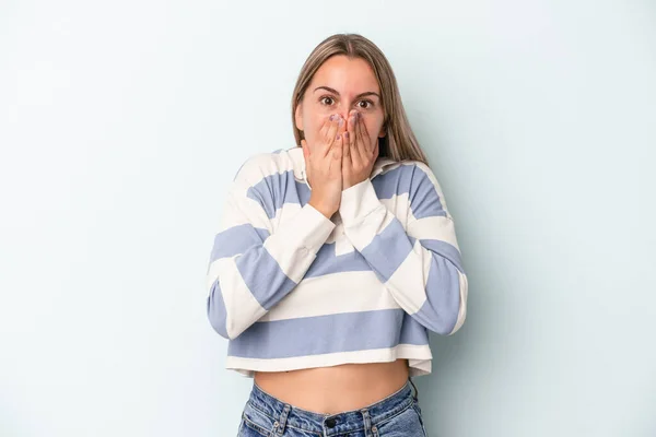 Junge Kaukasische Frau Isoliert Auf Blauem Hintergrund Schockiert Mund Mit — Stockfoto