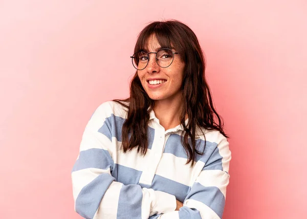 Jovem Argentina Isolada Sobre Fundo Rosa Que Sente Confiante Cruzando — Fotografia de Stock