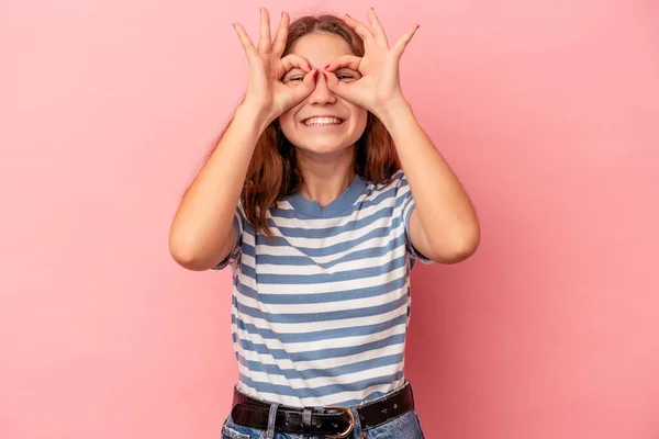 Pouco Caucasiano Menina Isolado Fundo Rosa Animado Mantendo Gesto Olho — Fotografia de Stock