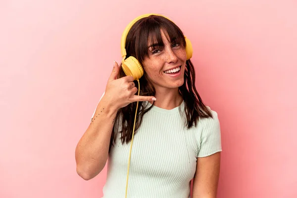 Young Argentinian Woman Listening Music Isolated Pink Background Showing Mobile — Stock Photo, Image