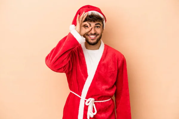 Young Arab Man Disguised Santa Claus Isolated Beige Background Excited — Stock fotografie