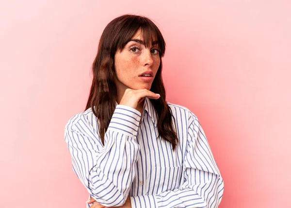 Young Argentinian Woman Isolated Pink Background Suspicious Uncertain Examining You — 스톡 사진