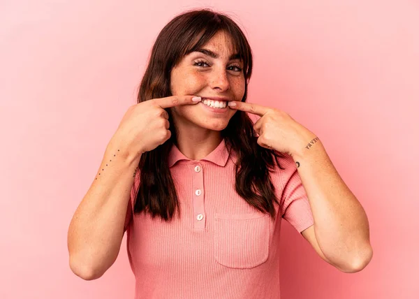 Junge Argentinierin Lächelt Auf Rosa Hintergrund Und Zeigt Mit Den — Stockfoto