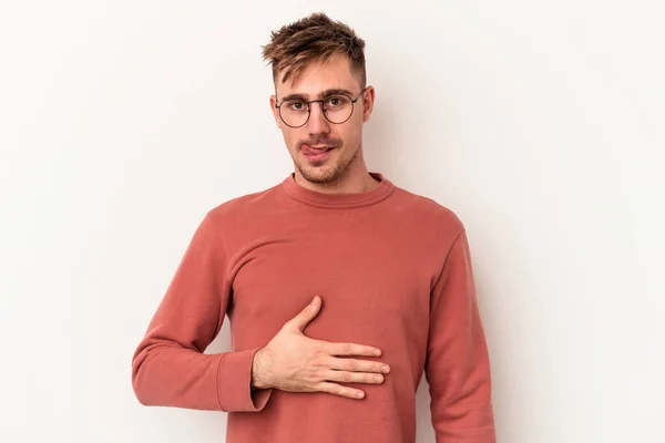 Junge Kaukasische Mann Isoliert Auf Weißem Hintergrund Berührt Bauch Lächelt — Stockfoto