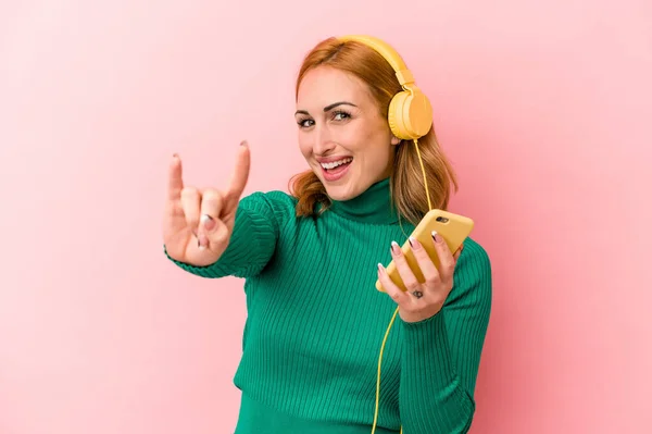 Young Caucasian Woman Listening Music Isolated Pink Background — Φωτογραφία Αρχείου