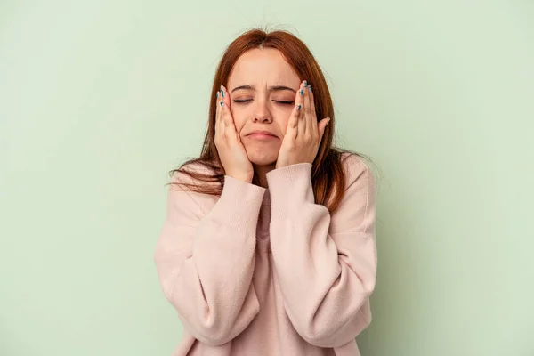 緑の背景で泣いて孤立した若い白人女性 何かに不満 苦しみと混乱の概念 — ストック写真