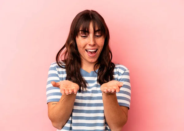 Jonge Argentijnse Vrouw Geïsoleerd Roze Achtergrond Houden Iets Met Palmen — Stockfoto