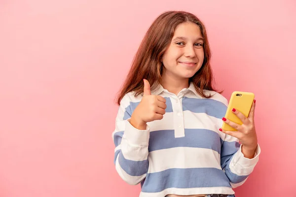 Pequeña Chica Caucásica Sosteniendo Teléfono Móvil Aislado Sobre Fondo Rosa —  Fotos de Stock