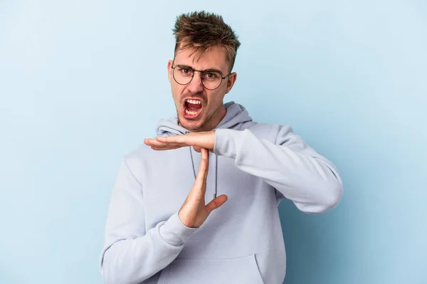 Jeune Homme Caucasien Isolé Sur Fond Bleu Montrant Geste Timeout — Photo