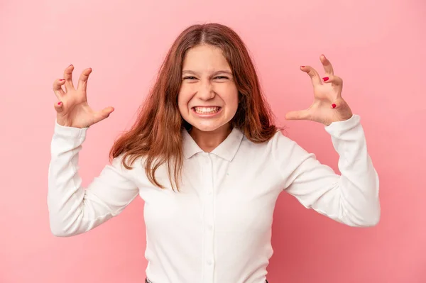 Pequeña Chica Caucásica Aislada Sobre Fondo Rosa Gritando Rabia — Foto de Stock