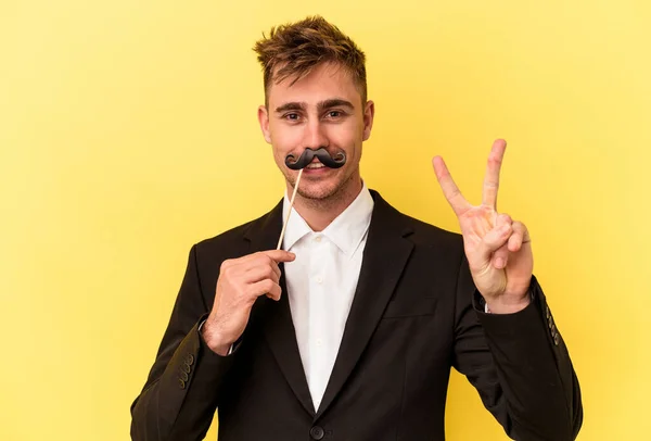 Jovem Caucasiano Homem Celebrando Ano Novo Isolado Fundo Amarelo — Fotografia de Stock