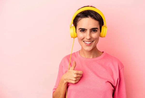 Young Caucasian Woman Listening Music Isolated Pink Background Smiling Raising — Stock Photo, Image