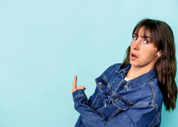 Young Argentinian Woman Isolated Blue Background Smiling Pointing Aside Showing — стокове фото