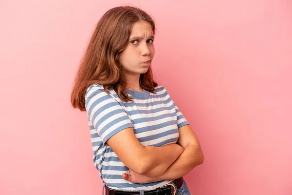 Liten Kaukasisk Flicka Isolerad Rosa Bakgrund Rynka Pannan Missnöje Håller — Stockfoto