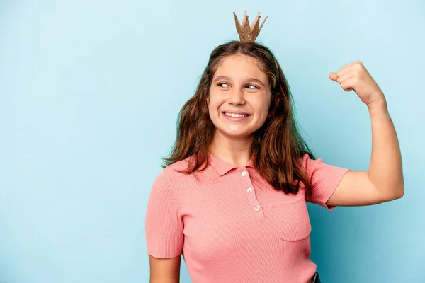 Niña Caucásica Usando Una Corona Princesa Aislada Sobre Fondo Azul — Foto de Stock