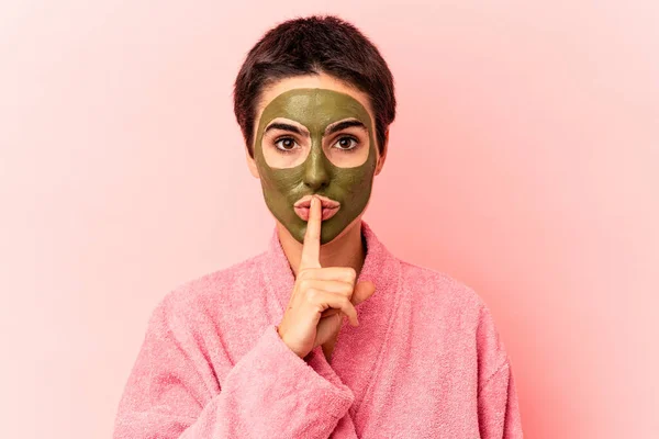 Mujer Caucásica Joven Con Una Mascarilla Aislada Sobre Fondo Rosa —  Fotos de Stock